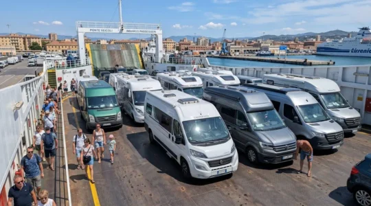 Ponte veicoli di un traghetto moderno con camper parcheggiati durante le operazioni di imbarco in un porto mediterraneo, luce naturale diurna